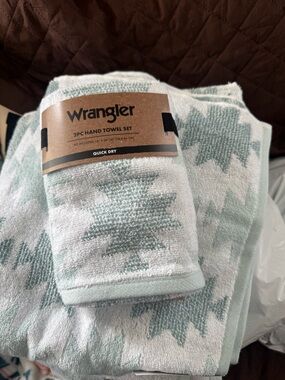 Wrangler ice blue & White Hand Towel Set - NWT